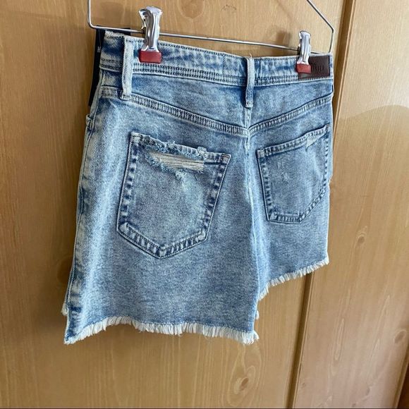 Hollister • Curvy Ultra High Rise Mom Shorts in Distressed Acid Wash - Picture 6 of 14